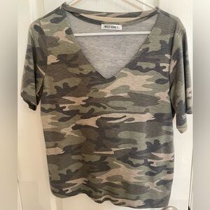 Women’s Tee V-Neck Camo Print size Small
